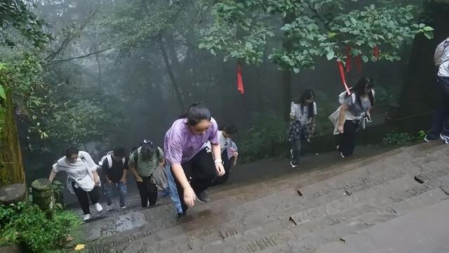 国庆中秋假期首日 雅安名山蒙顶山游人如织 “可逛可拍可炫”太吸睛！