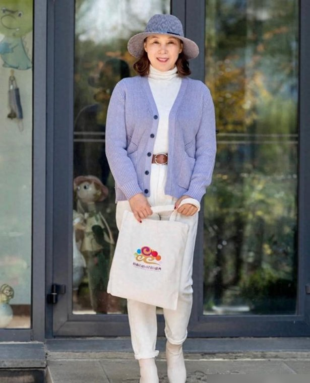 上了年纪的女人，冬天尽量别穿大衣、羽绒服，换成这3件保暖时髦