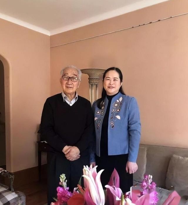 知名演员嫁大44岁老艺术家，现丈夫91岁垂垂老矣	，她47岁貌美如花