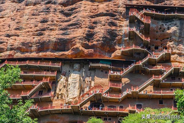 秦岭深处藏千年景，金红余晖爬过秦岭余脉轮廓，麦积山光影里秘密