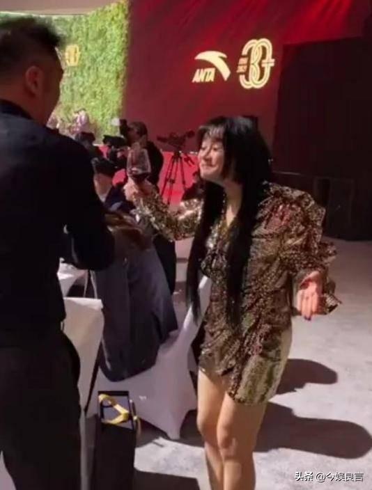 里子面子都没了！赔光2亿后	，妻子深夜亲手撕下邹市明最后的体面