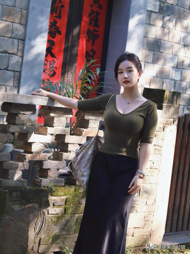 29岁小姐姐，身穿“橄榄绿T恤+黑色半身裙”，轻法式老钱风非常美