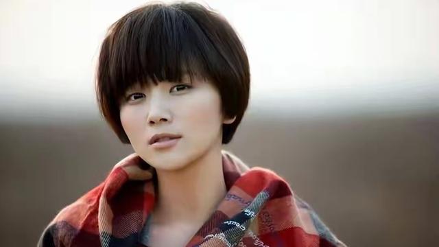 与陈思诚恋爱，和富豪老公闪婚闪离，41岁独自抚养女儿的她成赢家