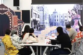 DIY、插花、剧本杀……她们收获不一样的节日体验图片