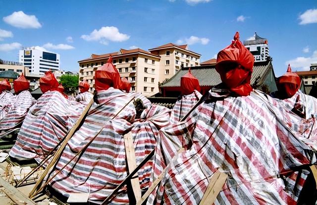 2005年沈阳，皇寺广场上的清十二帝像
