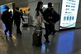 曝阿联嫖娼ts男主现身北京机场称只是偶遇非自曝，旁边有帽子叔叔图片