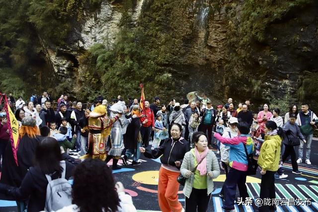国庆假期第二天，官鹅沟迎来旅游高峰