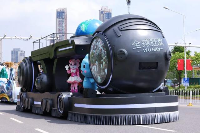 武汉街头，蒜鸟、悟空都来了