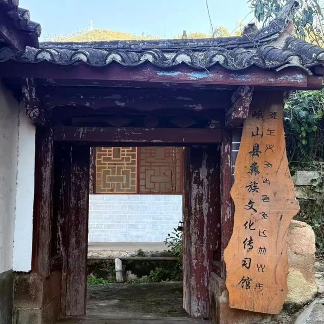 新春“趣”游玉溪丨峨山摆依寨：以山为枕，以绣为伴