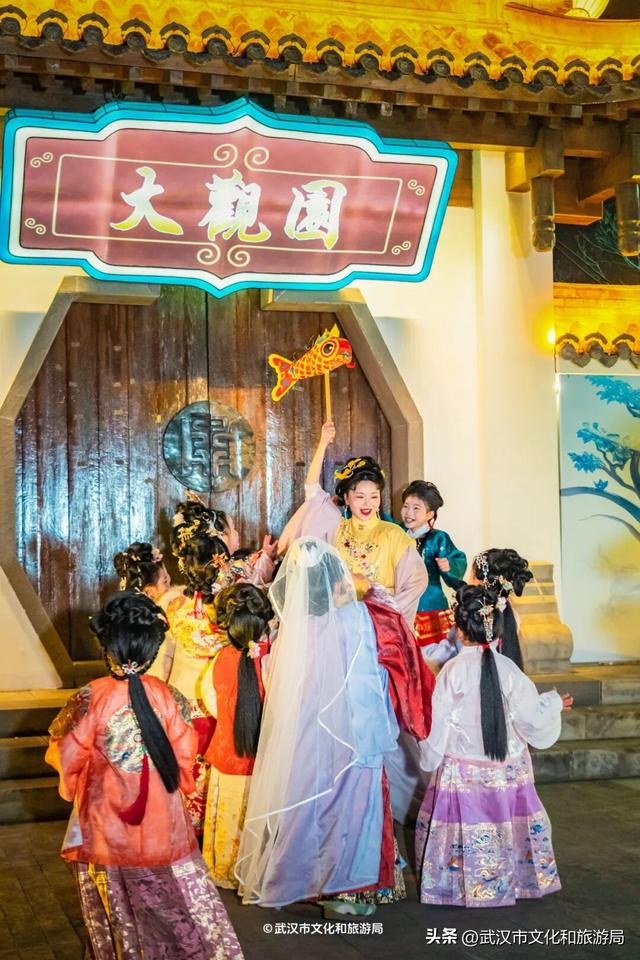 武汉最大发财树，三层楼高，明天亮！