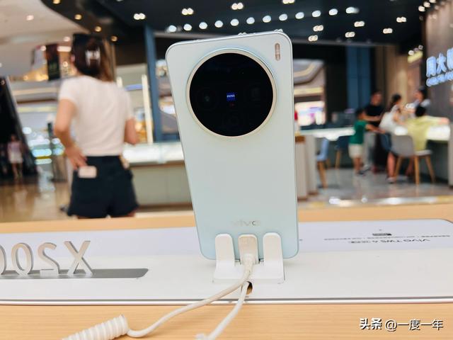 vivo X300系列双机入网，卫星通信版亮相