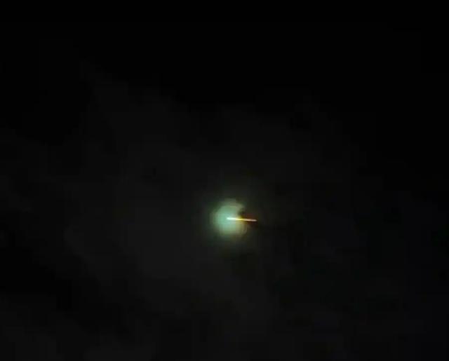 飞机遭遇银色不明飞行物，悬在半空中，离机翼很近