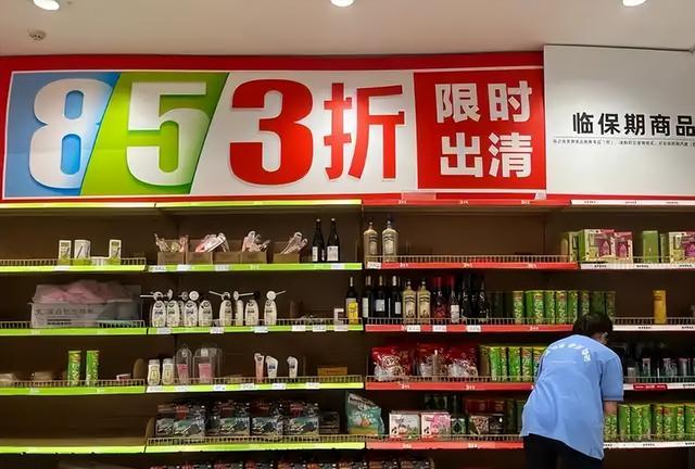 网红面包店引热议，没卖完的面包被丢弃，临期食品不能打折卖掉吗