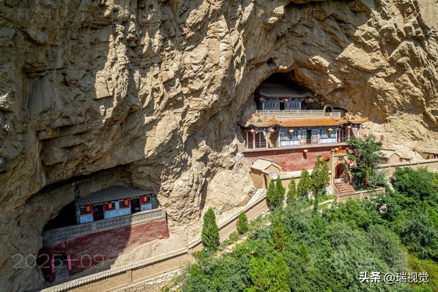 晋北“迷你悬空寺”藏不住了！1.5小时打卡“洞寺双璧”丨灵丘