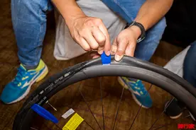 变速车拆卸后轮补内胎，学会后再也不怕扎胎了。图片