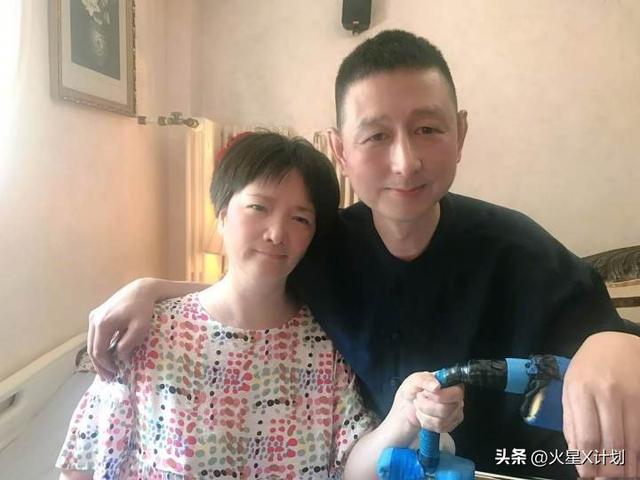 何晴住院照曝光，瘦了也浮肿了，与过往判若两人，好友曝去世细节