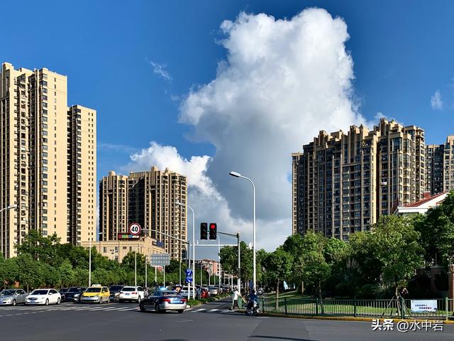 对于上海，人们既羡慕又嘴碎心口不一地对待，这让上海人频遭误解