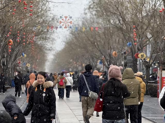 视点｜初雪降临前门步行街 白雪绘就京城冬韵
