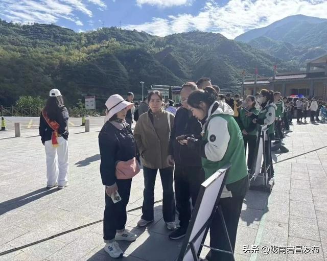国庆第三日，官鹅沟秋色正浓人气旺