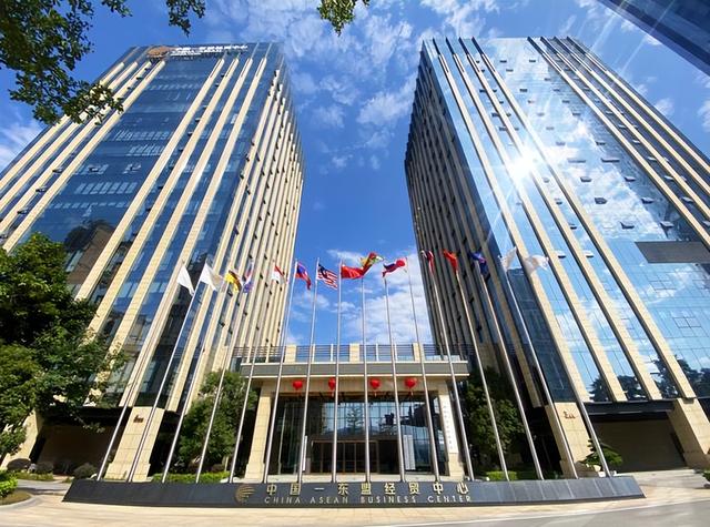 中方高层现身泰国，对把佩通坦拉下台的洪森，隔空发出警告