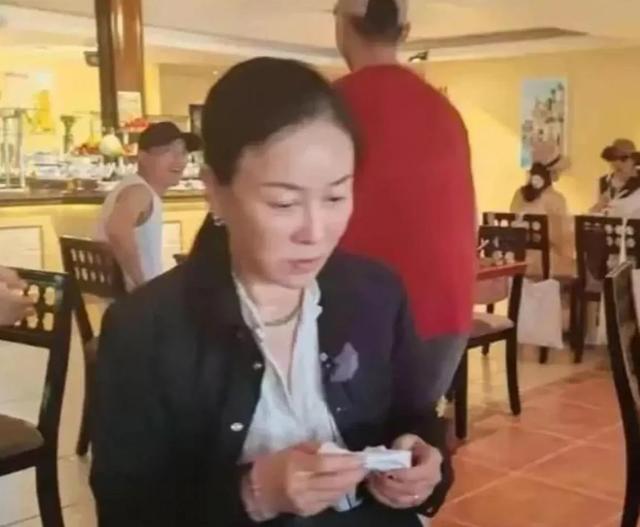 57岁那英在伦敦就餐被拍，全素颜出街，网友直呼这才是真实老太