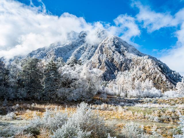 四川石棉县田湾河：初雪迎冬润大地