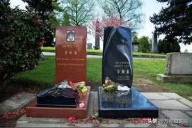 李小龙的美国墓地：儿子永远陪在身边，墓碑前12个字令人泪目！图片