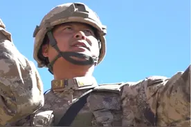 还记得4年前踹飞印士兵那个战士吗？他是何军，真人亮相令人佩服图片