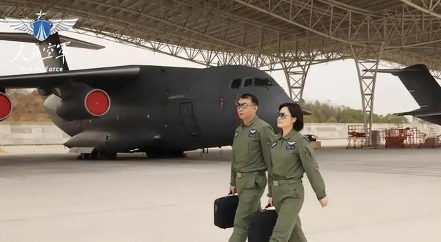 阅兵女机长身份曝光！私生活被扒牺牲太大，老公不简单，央视点名