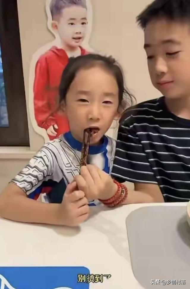 陈小春的基因太强了，两孩子和他也太像了吧，简直一模一样