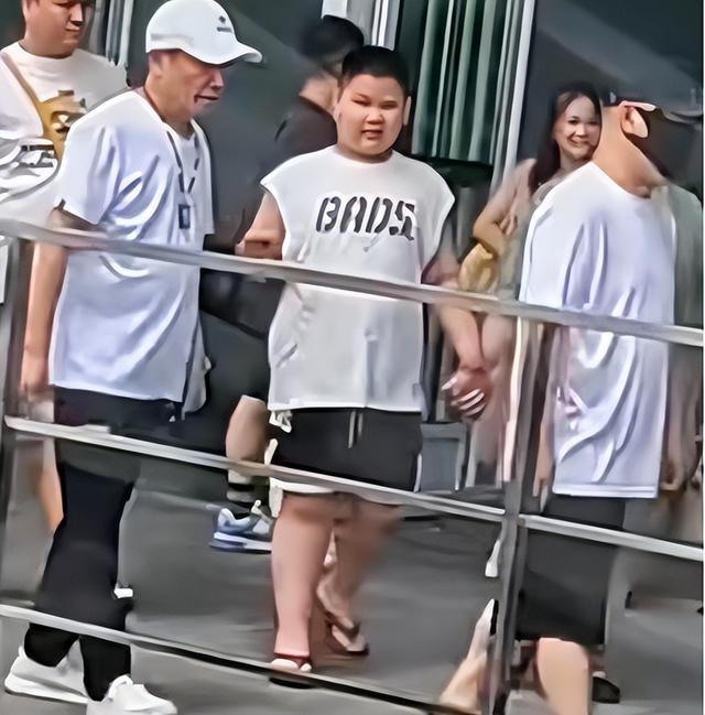 郭德纲一家现身上海，王惠穿绿裙胖到没脖子、10岁郭汾阳眼斜嘴歪
