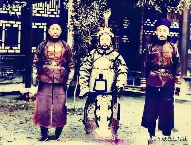 袁世凯的真实老照片：穿龙袍坐龙椅接受朝拜，姨太太确实漂亮！