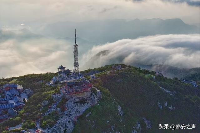 云海拥岱顶 落日绘天青