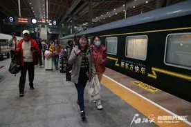 新疆铁路开行今年第100列旅游专列图片