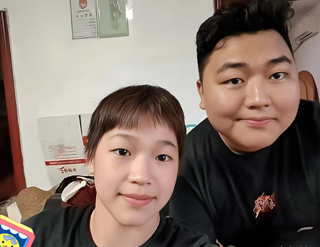 演都不演了！全红婵爸爸用冠军名号赚钱	，评论区恶心的一幕出现了