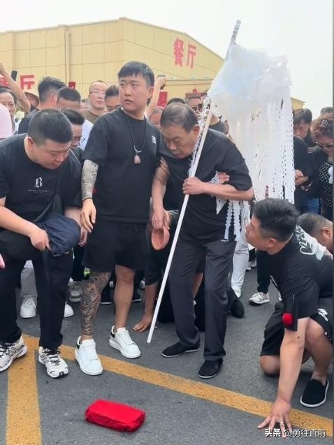杨少华出殡长子迟迟难下跪,三排劳斯莱斯望不到头,随行的人在笑插图15 杨少华出殡长子迟迟难下跪,三排劳斯莱斯望不到头,随行的人在笑