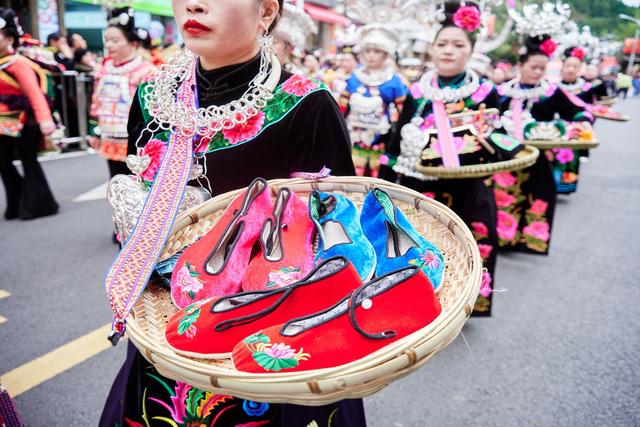 黔东南雷山苗年，载歌载舞，热闹非凡，感受一场流动的非遗盛宴