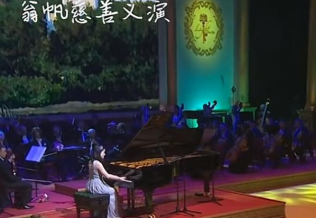 杨振宁身覆国旗，翁帆是家属代表站第一位，重量级好友也到场悼念