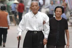 瞧，不吵也不闹，四子女用这种方式为103岁父母养老，效果确实好图片