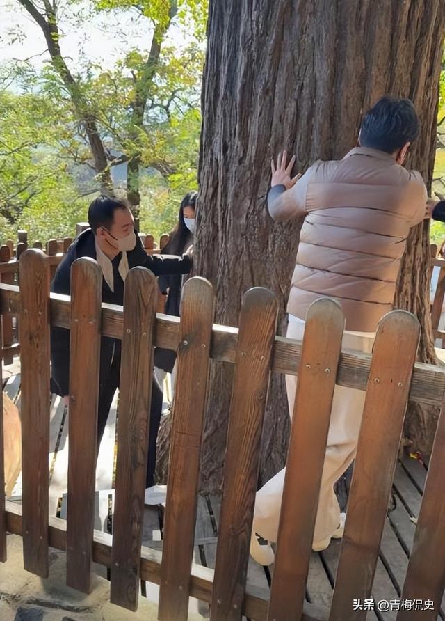 辛柏青带17岁女儿寺庙祈福！父女俩一直牵着手，李乃文也陪在身边