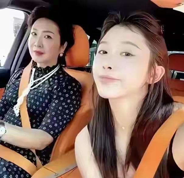 吴艳妮的妈妈长得真漂亮，原来艳妮的美貌遗传了妈妈！