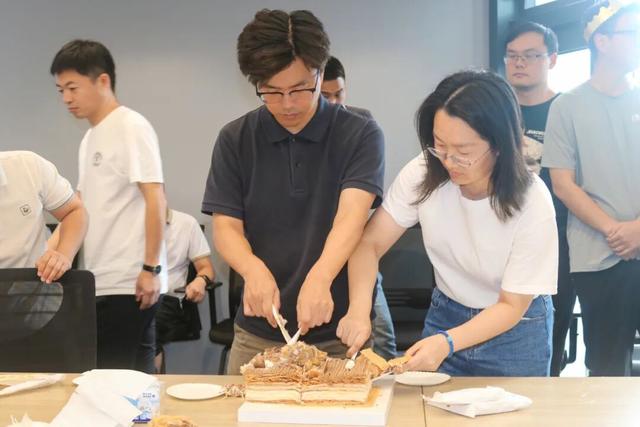 欢乐齐贺生辰 共迎国庆中秋