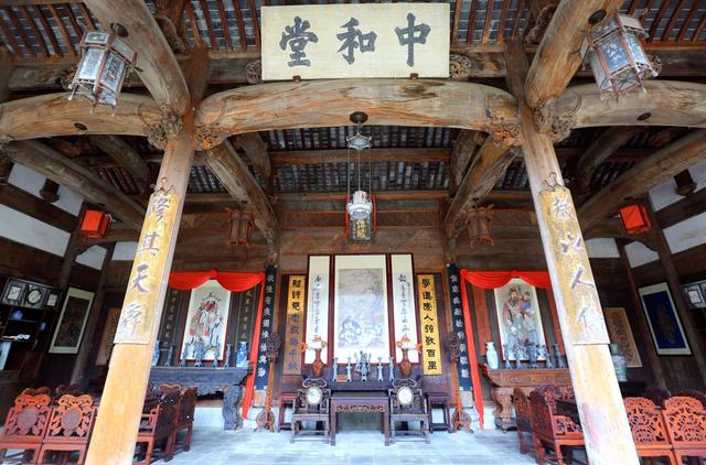 安徽歙县有一座徽商大宅院，雕梁画栋尽显风华，是徽州文化的圣殿