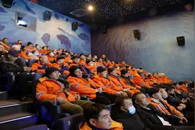 暖心！乌鲁木齐文化中心影城邀请环卫工人看电影图片