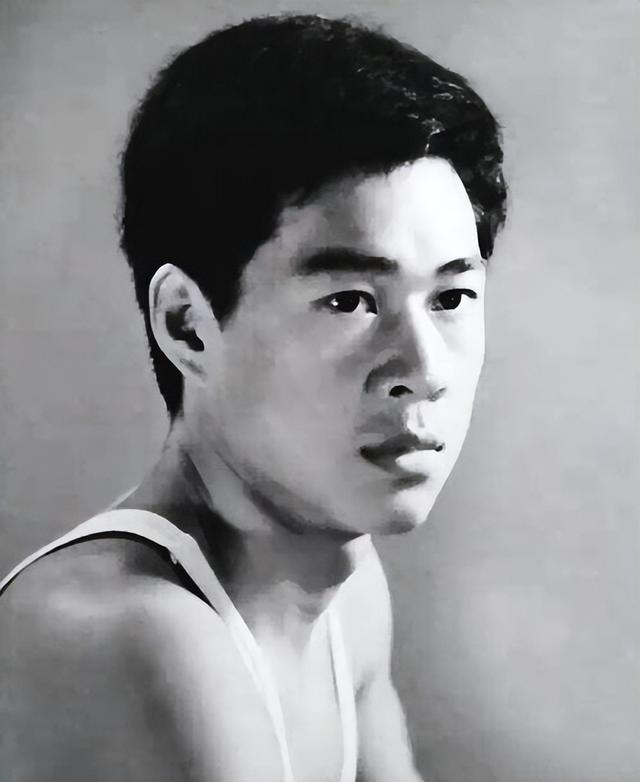 时隔47年，张丰毅和张铁林再次同框，一个帅成小伙，一个大腹便便