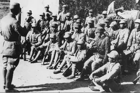 新四军久攻不下据点，丢出死狗尸臭刺鼻，伪军不战而逃图片