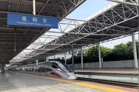 国庆假期，岳阳东站加开5趟始发高铁→图片