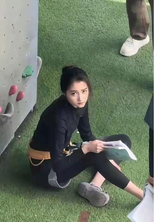 网友偶遇关晓彤吊威亚攀岩，腿也太长了吧，让旁边的人自形惭秽
