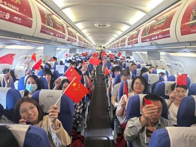 递餐倒水是假象？空姐坦白局，真实身份曝光！真相让人心疼