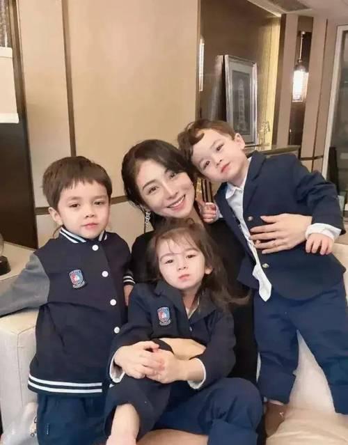 买精子生、痛恨男人、生下混血三胞胎的山东富婆曝光，现状如何？